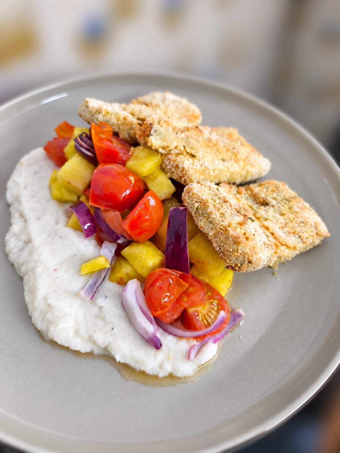 Tofu panado com puré na Mesa do Refúgio